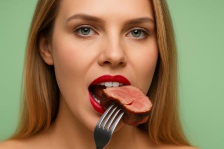 Wenn die Wurst zum Feind wird: Was in Ihrem Körper wirklich passiert, wenn Sie verarbeitetes Fleisch essen